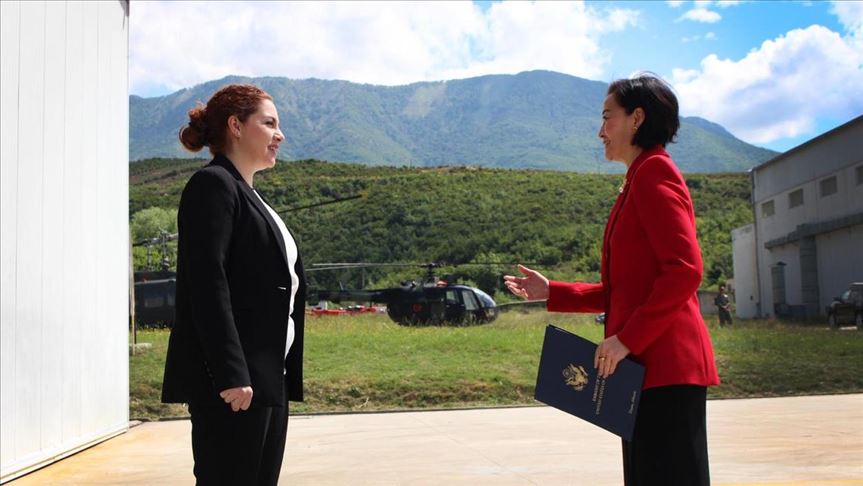 Nënshkruhet kontrata Shqipëri-SHBA për helikopterët "Black Hawk"