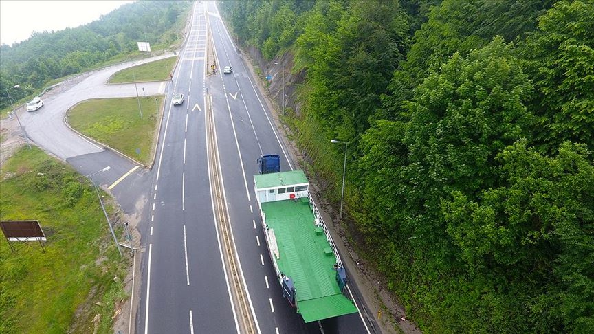 Bolu Dağı'ndan yük nakliye gemisi geçti