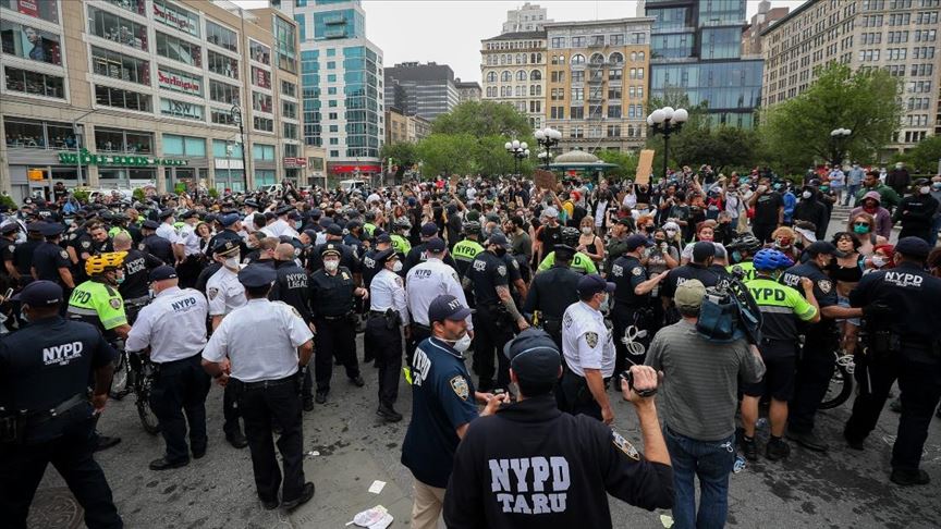 ABD'deki siyahi George Floyd'un ölümü New York'ta protesto edildi