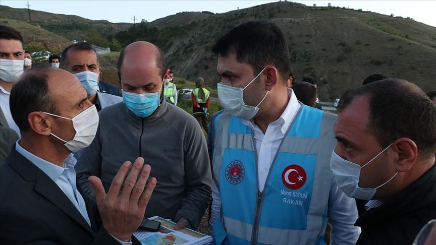 Bakan Kurum Elazığ'daki depremin merkez üssü Sivrice ilçesinde incelemelerde bulundu