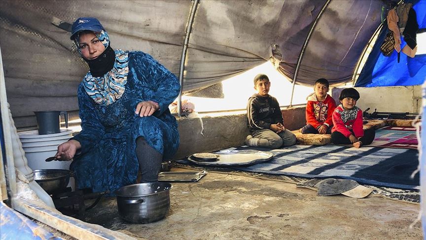 Ella es la madre siria desplazada que hace ladrillos para mantener a sus hijos