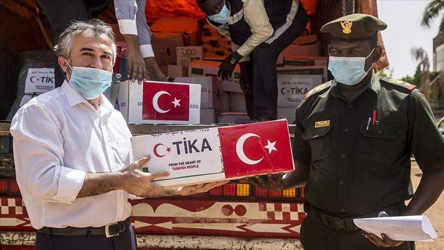 "تيكا" التركية توزع معدات على مزارعين بالسودان