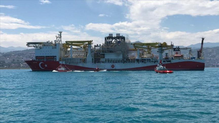 Türkiye'nin ilk yerli sondaj gemisi 'Fatih' Trabzon'a geldi