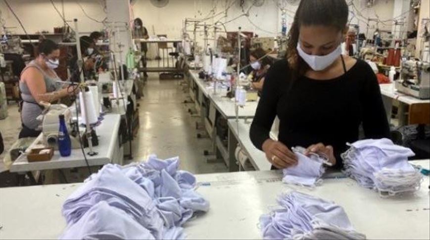 El principal centro brasileño de ropa interior se transformó para fabricar  máscaras médicas