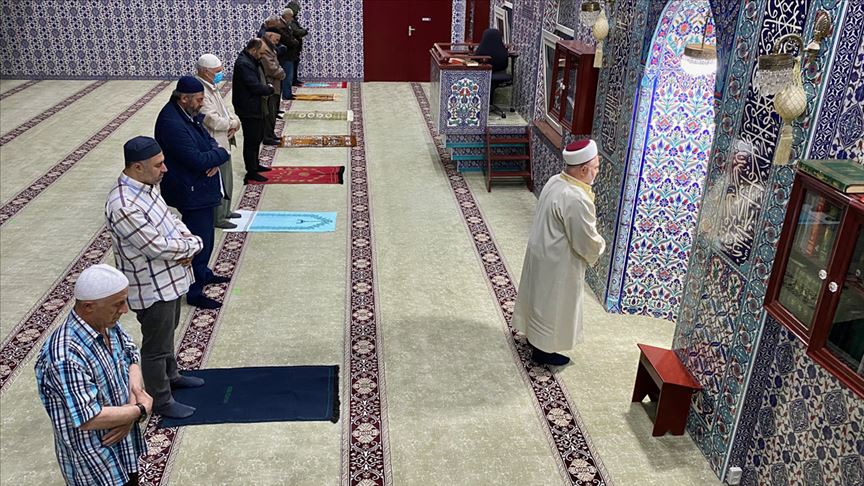 هولندا تفتح بعض المساجد أمام المصلين
