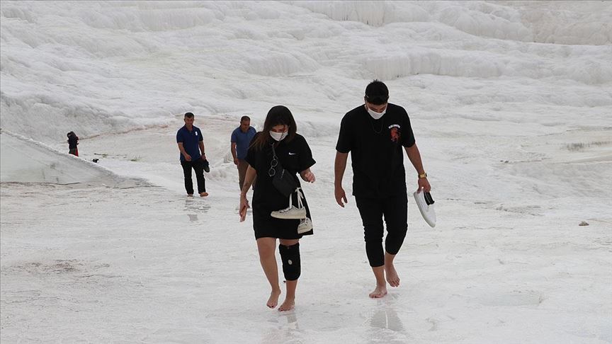 Kovid 19 Surecinde Kapanan Pamukkale Yeniden Misafirlerini Agirliyor