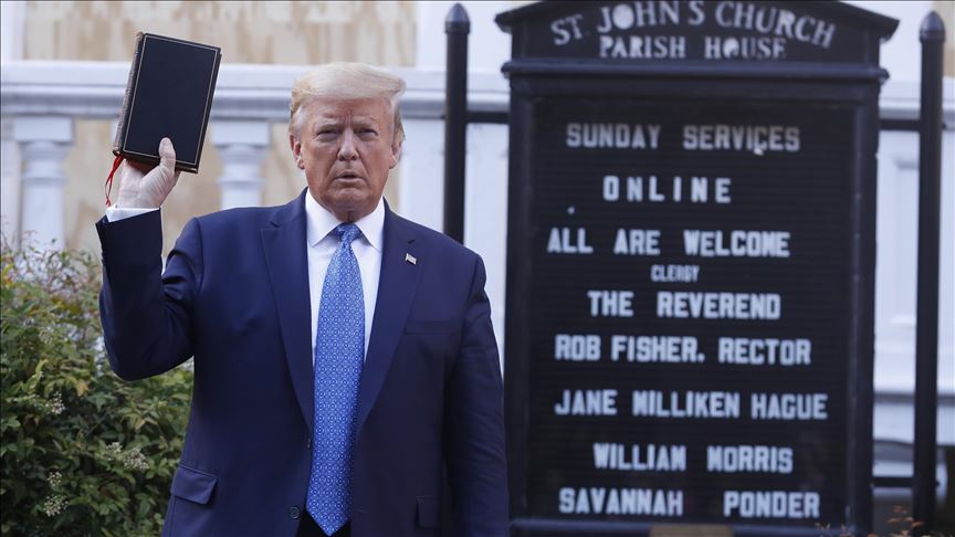Sacerdotes rechazan espectáculo de Trump sosteniendo una biblia frente a iglesia en Washington DC