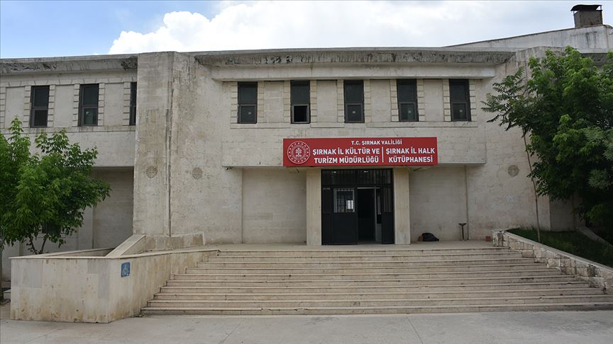 Şırnak'ta teröristlerin iki kez ateşe verdiği kütüphane yeniden hizmette açıldı