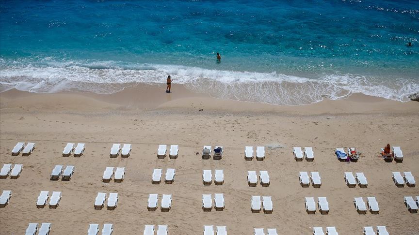 Kaputaş'ta 'sosyal mesafeli' deniz ve güneş keyfi
