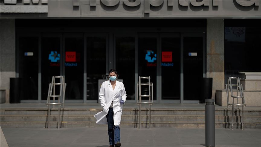 Spain's medical staff honored as infections creep up
