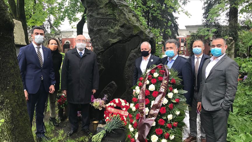 Nazım Hikmet ölümünün 57. yılında mezarı başında anıldı