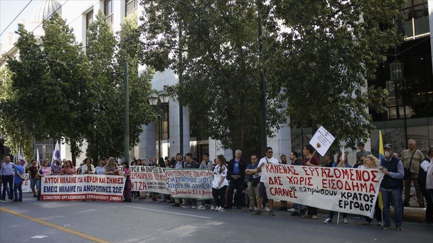 كورونا.. متظاهرون يقتحمون وزارة السياحة في اليونان 