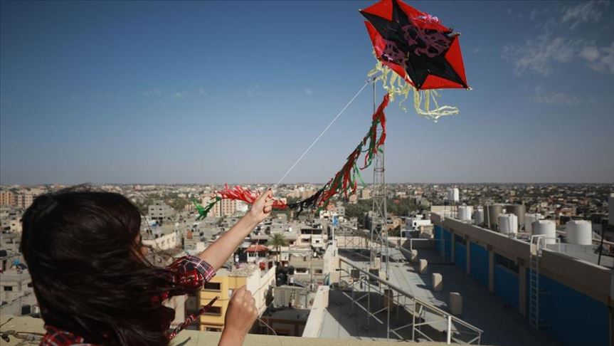 أطفال غزة يطلقون طائرات ورقية بذكرى "نكسة يونيو"