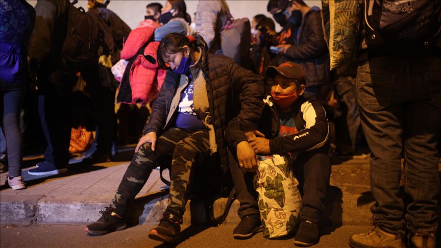 Arrestan a 44 personas en La Paz, Bolivia, por no usar máscaras médicas