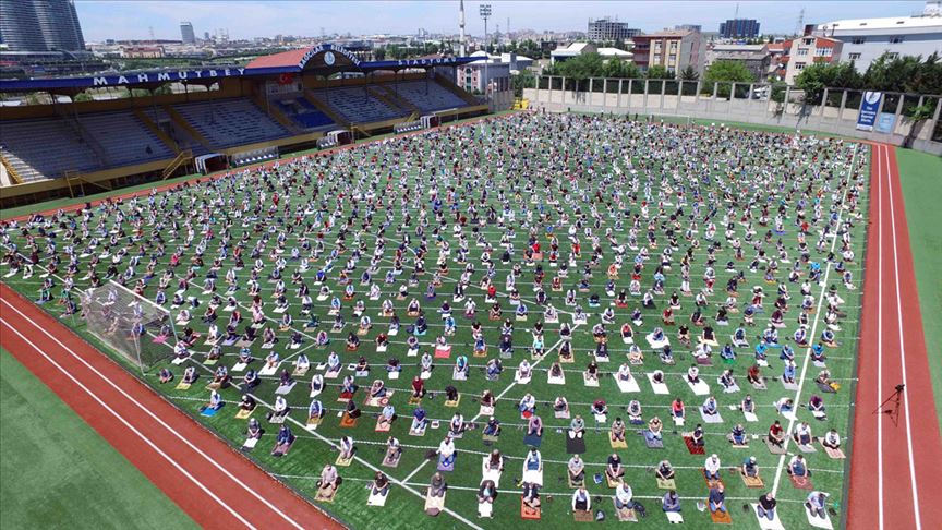Bağcılar'da 3 bin kişilik cemaat cuma namazını stadyumda kıldı