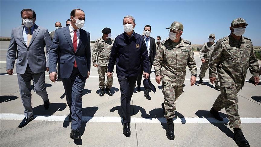 Министр обороны Турции инспектирует части на границе с Сирией