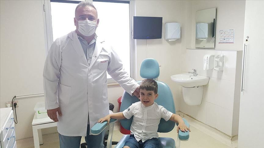 Niño sirio con discapacidad auditiva recibe implante de oído biónico en Turquía