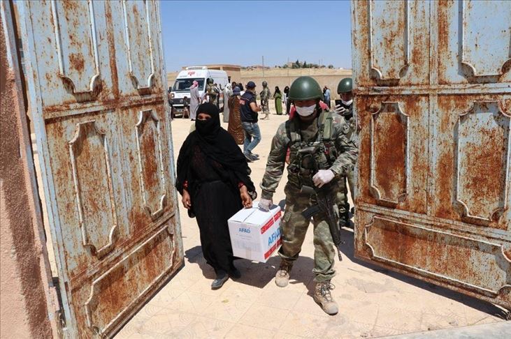  توزيع مساعدات غذائية تركية في "تل أبيض" السورية