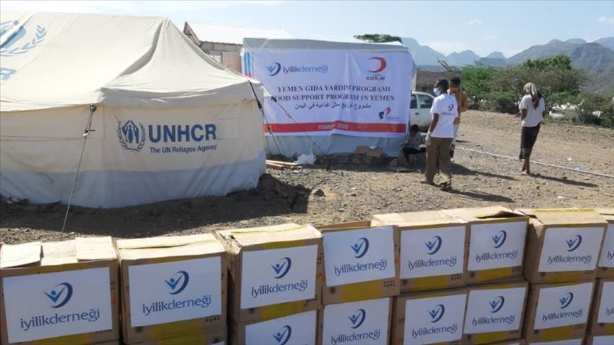الهلال الأحمر التركي يطلق حملة توزيع سلال غذائية باليمن