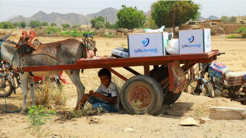 الهلال الأحمر التركي يوزع ألفي سلة غذائية في أبين اليمنية