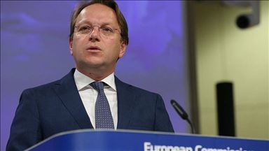 Еврокомесарот за проширување, Вархеји, разговараше со Заев и Мицкоски за изборите