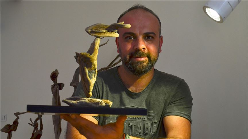 Artesano turco talla esculturas de maderas que recoge de las playas 