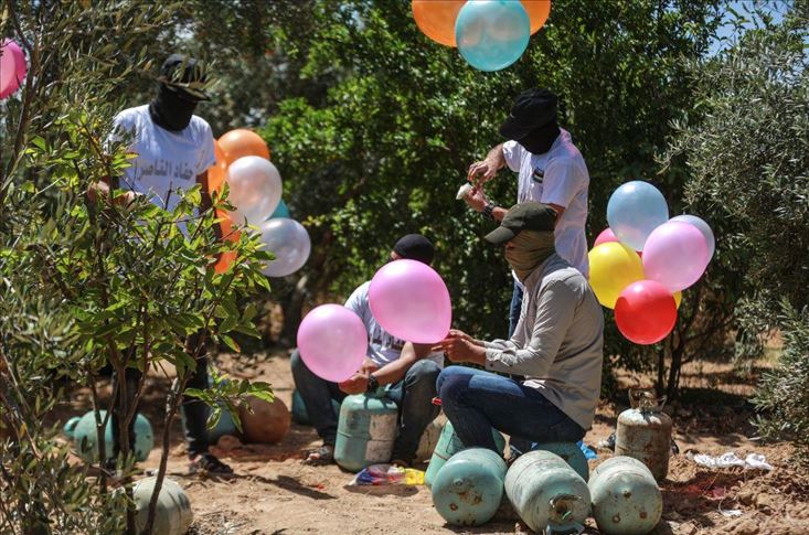 غزة.. نشطاء يستأنفون إطلاق البالونات الحارقة تجاه إسرائيل