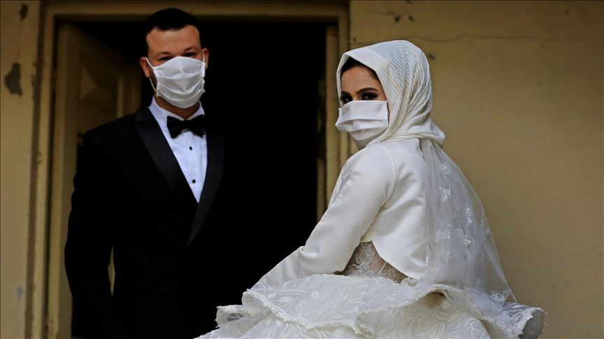 En la Franja de Gaza confeccionan máscaras médicas a la moda para las bodas