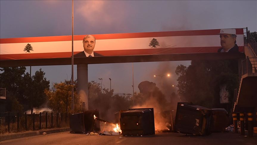Lebanon: Protesters force their way into central bank
