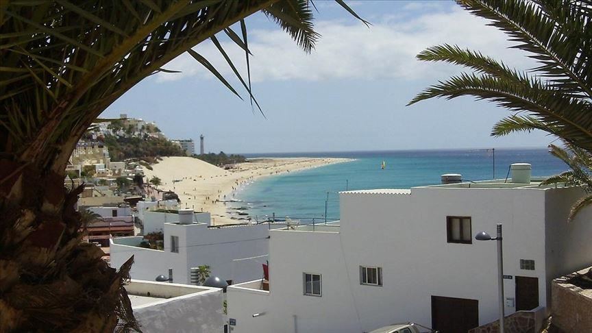 Germans allowed to visit Spanish islands, Spaniards not