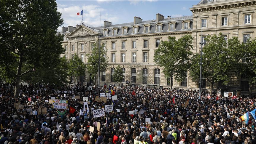 France/Manifestation contre les violences policières: la préfecture de Paris empêche le cortège de partir