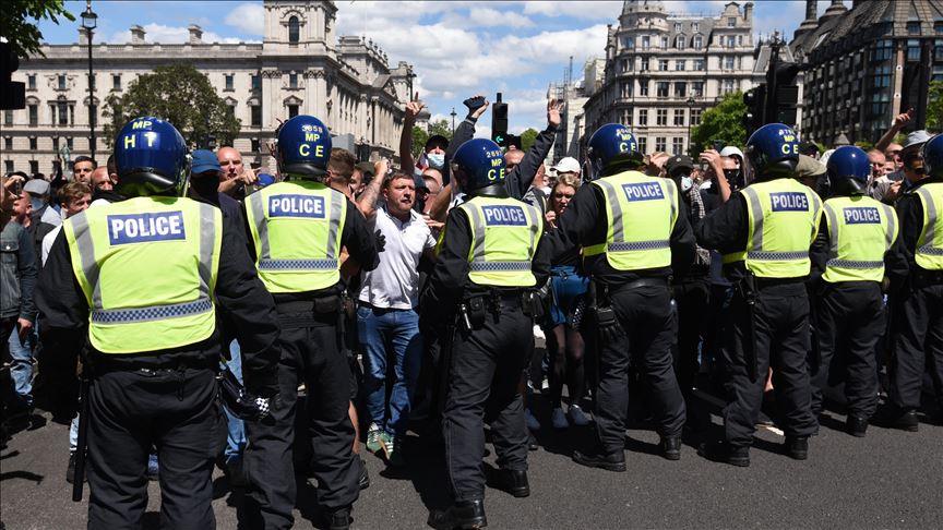 Protestas que se volvieron violentas en Reino Unido dejan 15 heridos
