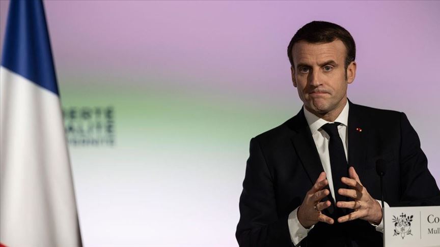 Violences policières racistes: Macron veut combattre les discriminations, mais soutient les forces de l’ordre