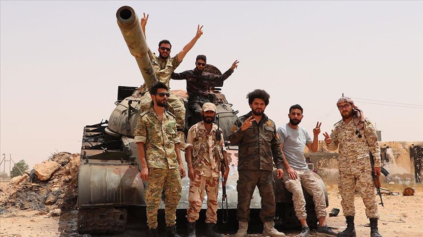 AA ekibi Libya ordusunun hazırlıklarını sürdürdüğü Sirte cephe hattındaki bölgeleri görüntüledi