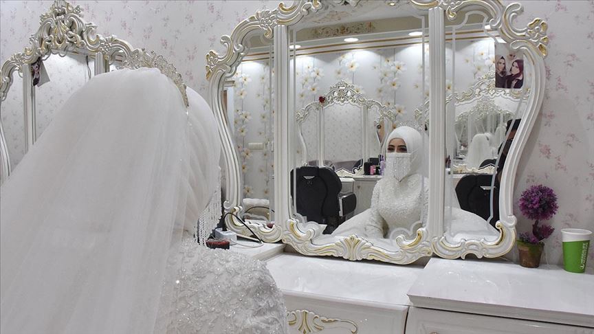 Las máscaras médicas en Turquía ahora hacen parte de los accesorios para matrimonios