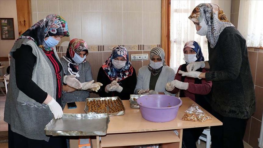 Cooperativa de mujeres empieza a vender galletas vía internet en Turquía