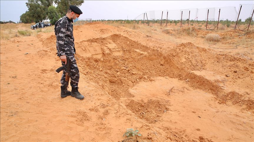 Al menos 48 cuerpos fueron desenterrados de fosas comunes en Libia