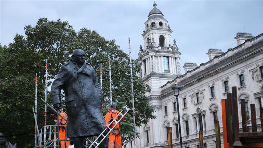 Londra'da eski Başbakan Churchill'in heykelinin koruması kaldırıldı 