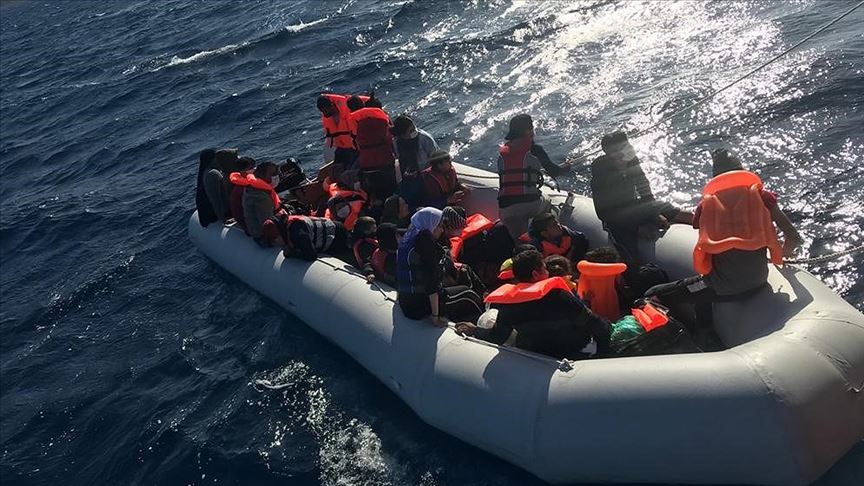 Çanakkale'de lastik bottaki 29 sığınmacı kurtarıldı 