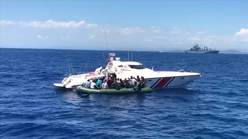 İzmir'de Türk karasularına geri itilen 56 sığınmacı kurtarıldı