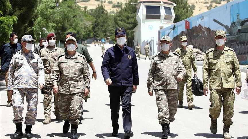  وزير الدفاع التركي يزور غرفة عمليات "مخلب النمر"