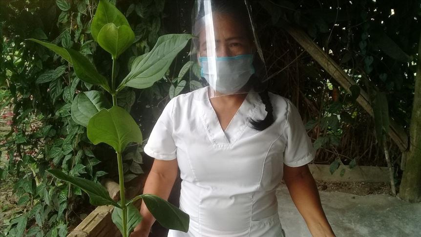 Mujer indígena del Amazonas lucha contra la COVID-19 con medicina tradicional