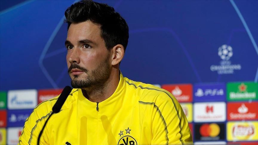 Swiss goalie Burki extends Dortmund contract