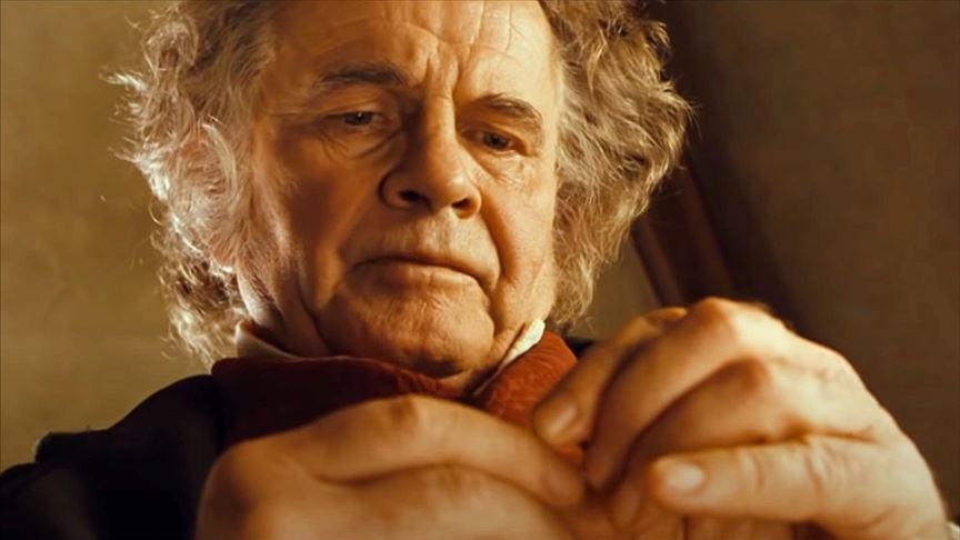 Yüzüklerin Efendisi' filminde Bilbo Baggins'i canlandıran Sir Ian ...