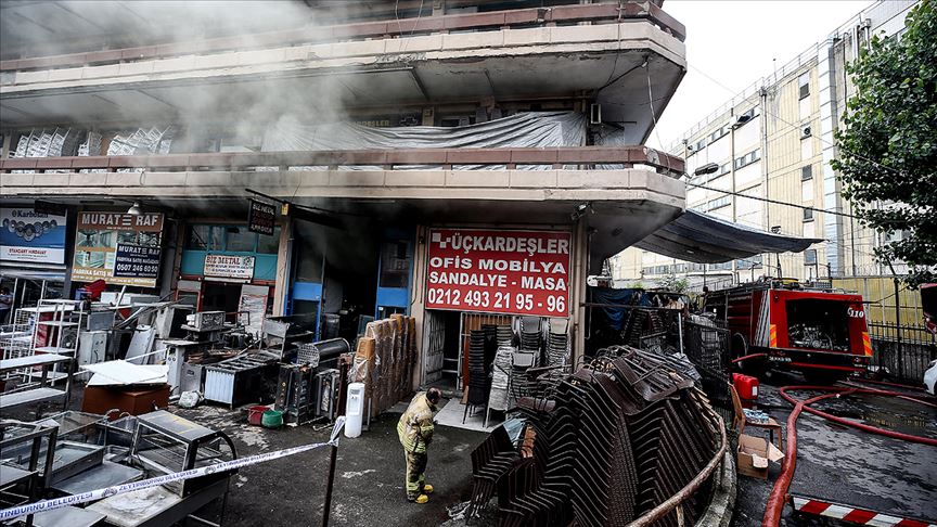 Zeytinburnu'nda sanayi sitesindeki yangın söndürüldü