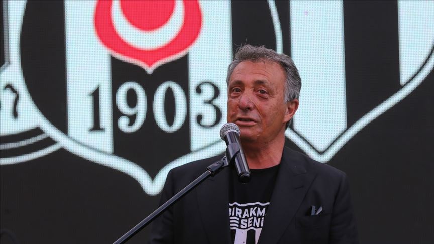 Beşiktaş Başkanı Çebi'den engelli taraftarın babasına 'Yılın Babası' ödülü