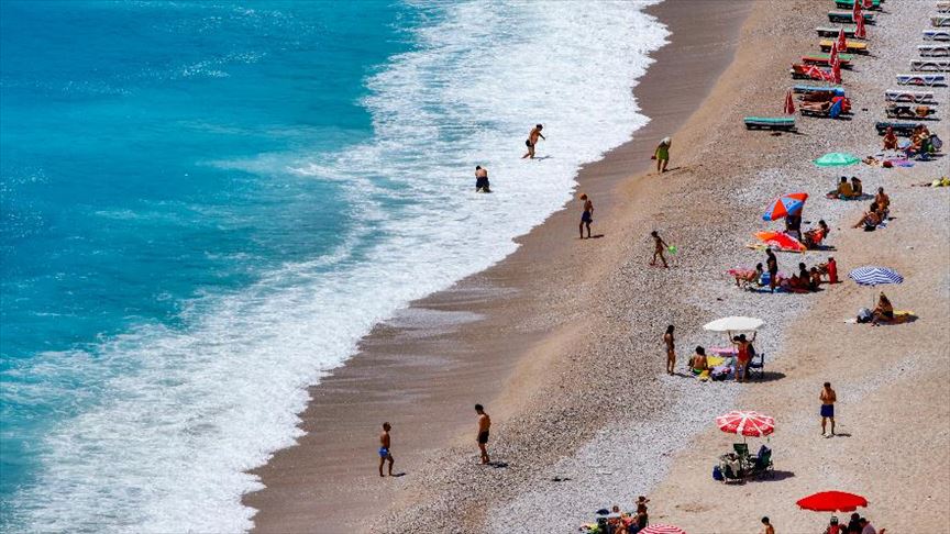  На пляжах юга и юго-запада Турции соблюдают социальную дистанцию
