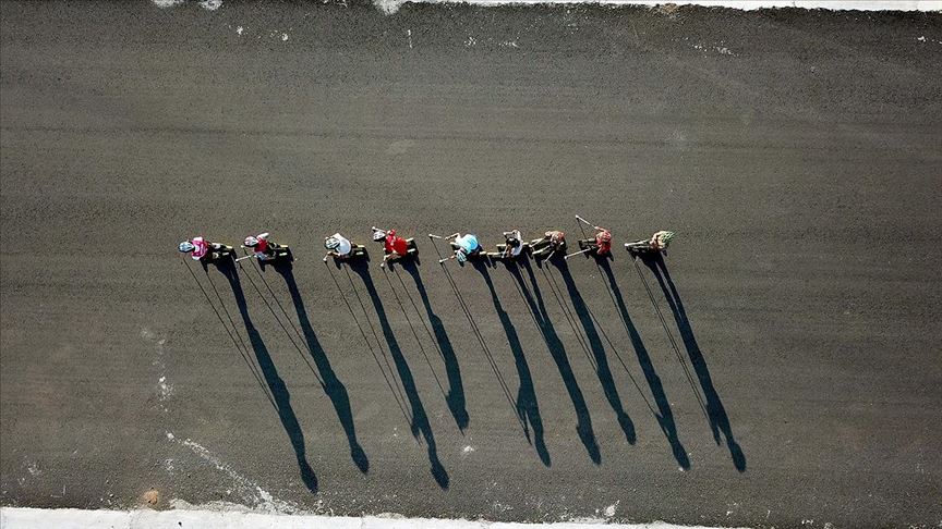 Tekerlekli kayakçılar çevre yolunda antrenman yaparak yarışlara hazırlanıyor