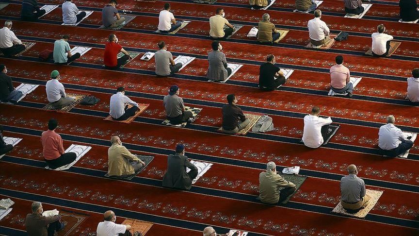 Turkey reopens mosques for prayers