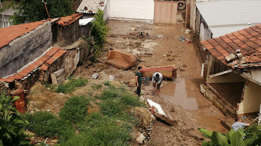 Manisa'da sel nedeniye 2 ev yıkıldı